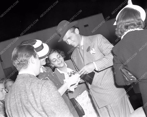 Douglas Fairbanks Jr. Mary Lee sign autographs for fans 4b10-594