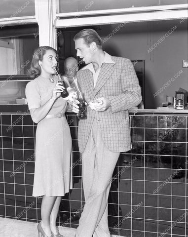 Douglas Fairbanks Jr. Mary Lee enjoy a hot dog and coke 4b10-595