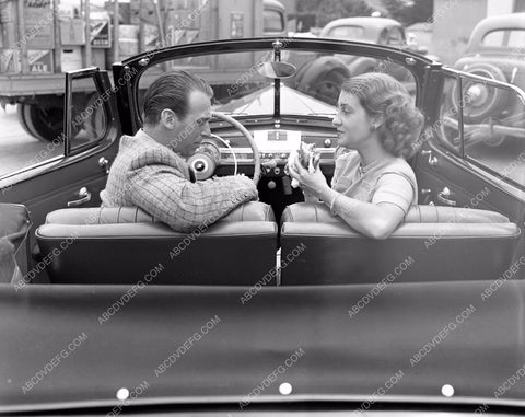 Douglas Fairbanks Jr. Mary Lee enjoy a hamburger and coke 4b10-596