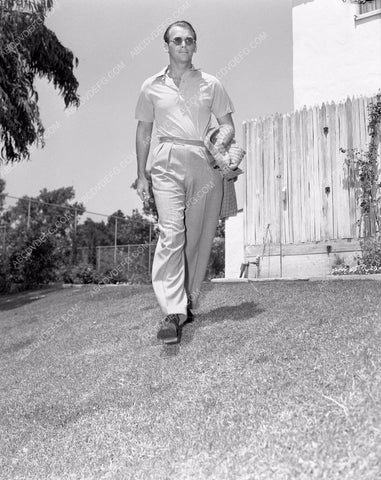 Douglas Fairbanks Jr. enjoys leisure at home 4b10-599