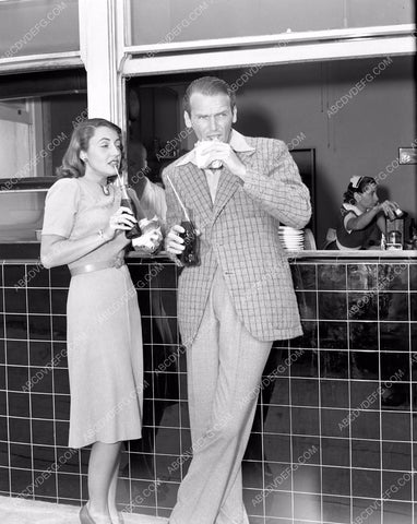 Douglas Fairbanks Jr. Mary Lee enjoy a hot dog and coke 4b10-602