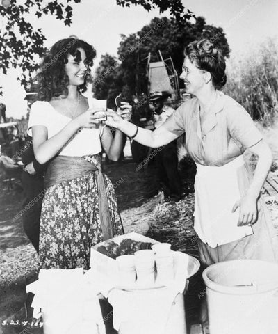 Jennifer Jones candid 5193-36