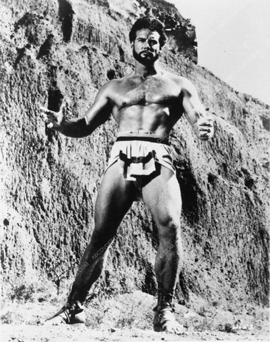 Beefcake Steve Reeves in classic Hercules pose 5310-21