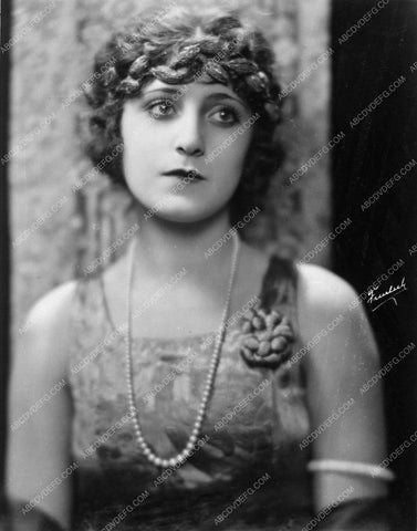 Ethlyn Claire portrait 5418B-25