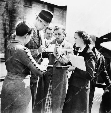 Gary Cooper giving autographs 5454-03
