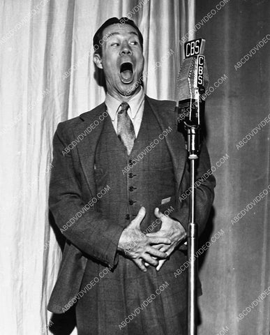 Joe E Brown does CBS radio broadcast 5585-28