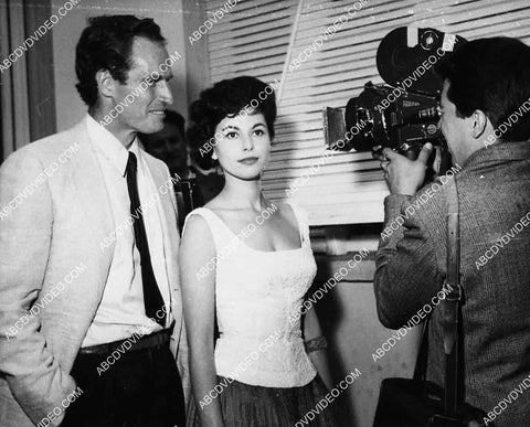 great candid Charlton Heston & Dianne Foster in front newsreel camera 5588a-017