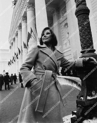 Mary Tyler Moore at the lamp post TV show 5588a-028
