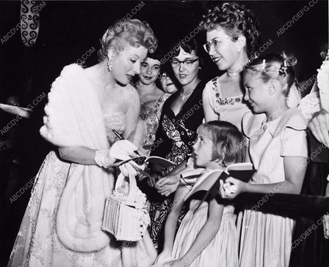 great candid Greer Garson signs autographs for fans 5598-11