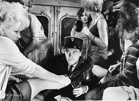 Jack Lemmon Shirley MacLaine and the girls film Irma La Douce 5611a-34