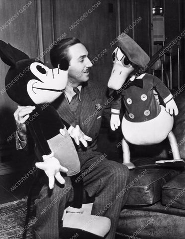 Walt Disney poses with Mickey Mouse & Donald Duck 5715-14