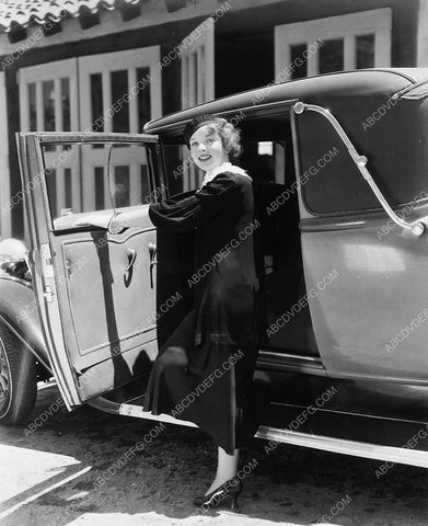 beautiful Ida Lupino getting into her new automobile 5765a-10
