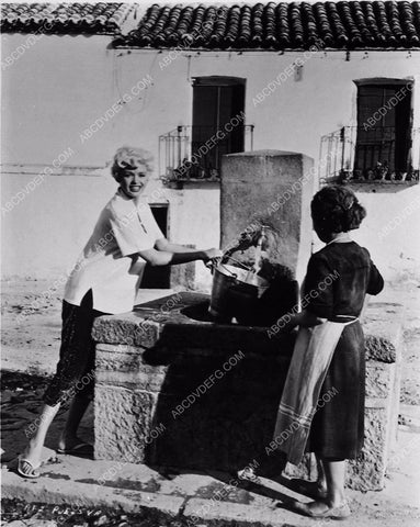 Jayne Mansfield getting a bucket of water 5956-08