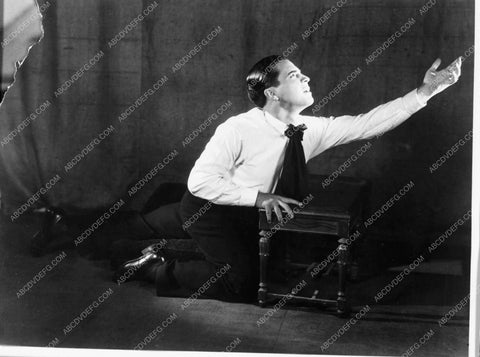 Ramon Novarro dramatic silent film scene 6032-08