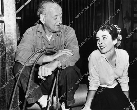 candid Elizabeth Taylor w crew member maybe 6244-28
