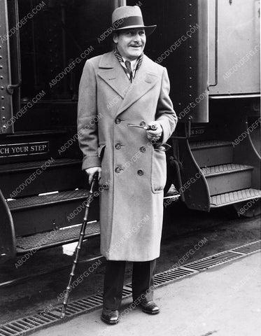 candid Lew Cody getting off the train 6269-21