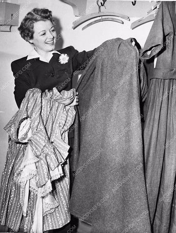 Janet Gaynor making some wardrobe selections 6273-24