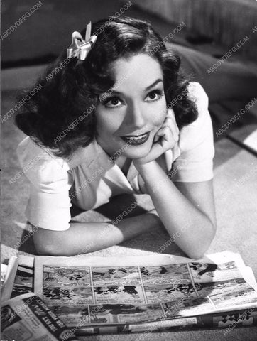 Lupe Velez loves reading the funny papers 6387-33