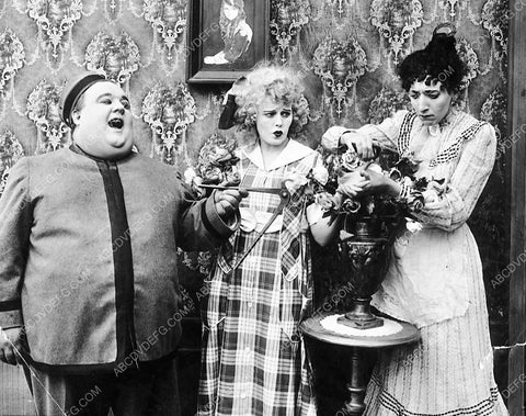 very heavy bellhop and two ladies unknown silent comedy film scene 6522-16