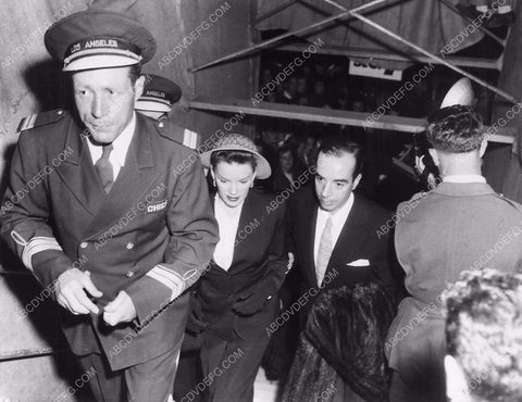 great candid Vincente Minnelli Judy Garland arriving somewhere 6556-36