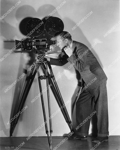 Leslie Howard peeking through the camera 6573-15