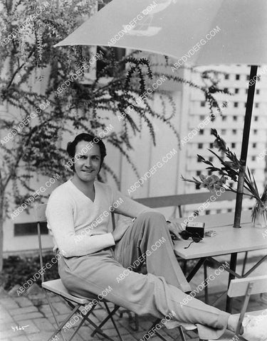 Fredric March sitting in the sun 6573-24