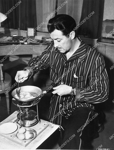 Robert Taylor frying some eggs for breakfast 6628-05