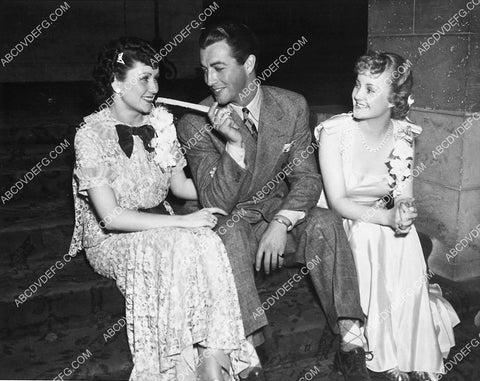 Robert Taylor talking w some friends 6628-08