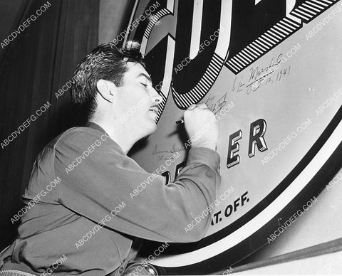 Robert Taylor signing a sign 6628-13
