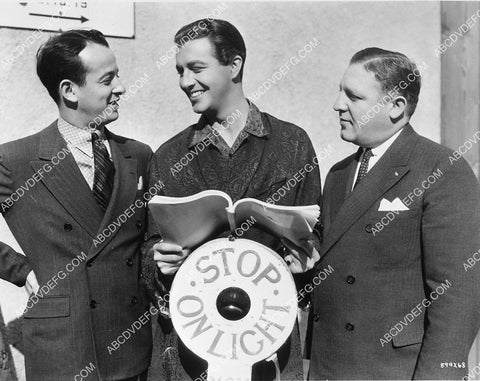 Robert Taylor w his script and some studio executives 6628-15