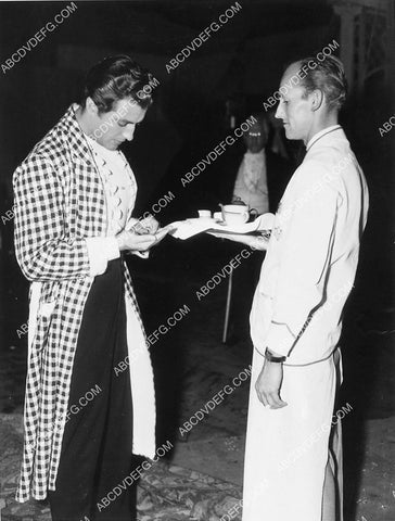 Robert Taylor behind the scenes getting some tea and lunch 6628-21