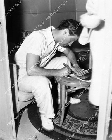 Robert Taylor signing some photos 6629-05