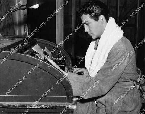 Robert Taylor sitting at the typewriter 6629-06