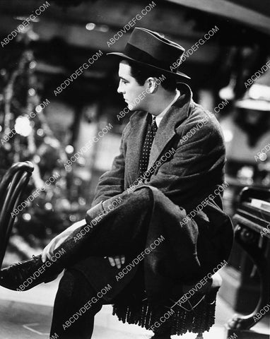 Robert Taylor between takes 6629-09