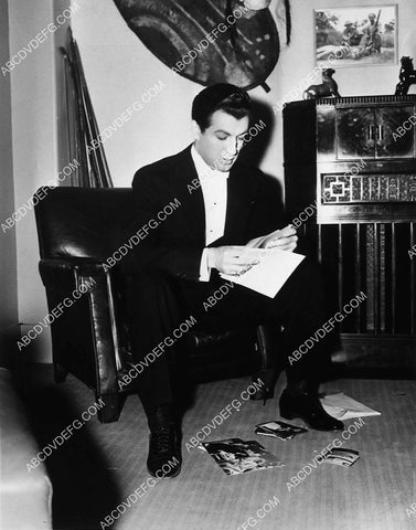 Robert Taylor looking at some photographs 6629-13