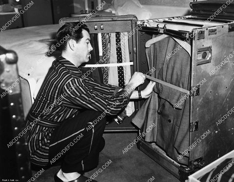 Robert Taylor packing up his trunk 6629-17