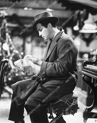 Robert Taylor unwrapping a scarf 6630-02