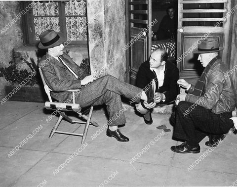 Robert Taylor getting a shoe shine 6630-04