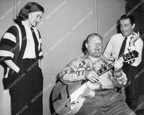 candid Gia scala Burl Ives Robert Taylor having some fun 6630-07