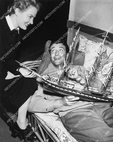 Dorothy Patrick looks at Robert Taylor's model ship 6631-19