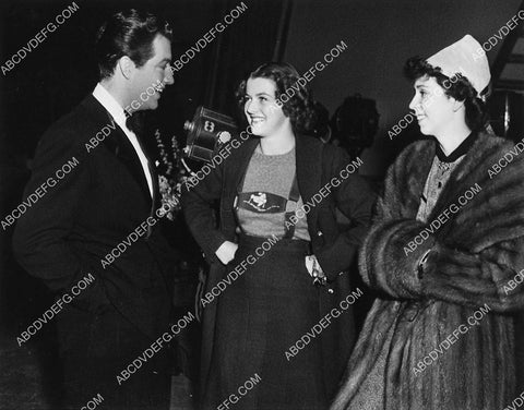 Robert Taylor and friends behind the scenes 6632-02