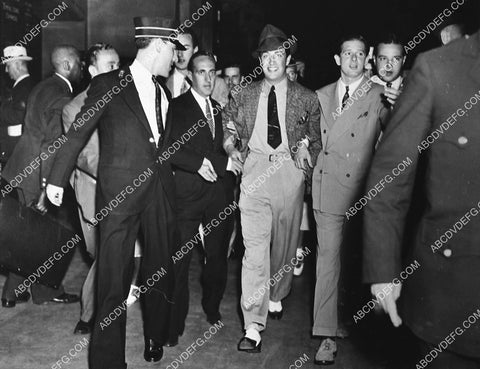 Robert Taylor rushing through a crowd 6640-12