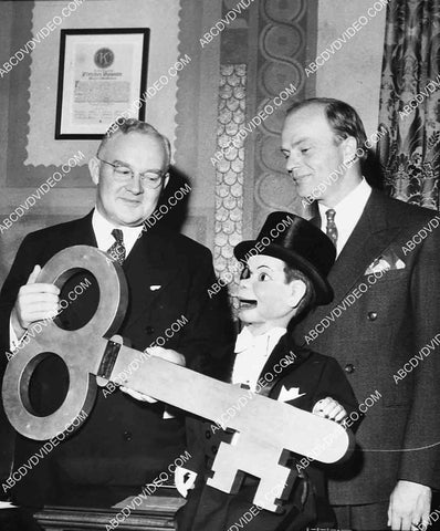 Los Angeles mayor Fletcher Bowron gives Charlie McCarthy & Edgar Bergen key to the city 6869-006