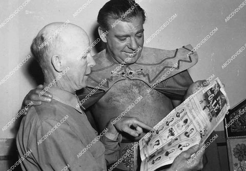 candid Lon Chaney Jr & crew member enjoy reading the funnies film Cobra Woman 7019-018