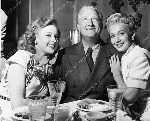 great candid Anne Jeffreys Francis X Bushman Carole Landis at lunch 7541-15