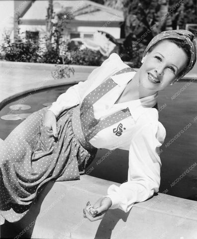 Wendy Barrie in her backyard 7566-14
