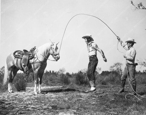 Roy Rogers plays jump rope with help from Trigger 7600-14