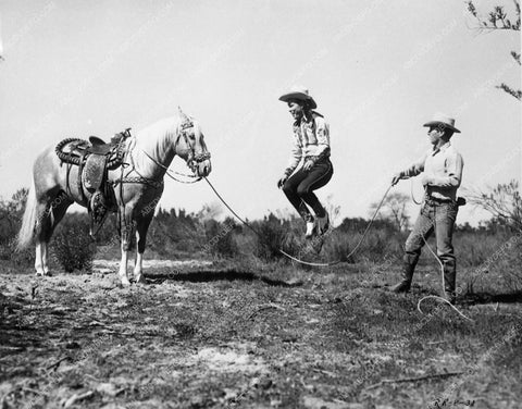Roy Rogers plays jump rope with help from Trigger 7600-15