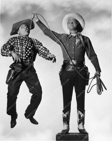 Roy Rogers clowning around with the comic relief 7600-16