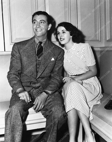 cool candid Robert Taylor behind scenes unknown MGM starlett 7704-09